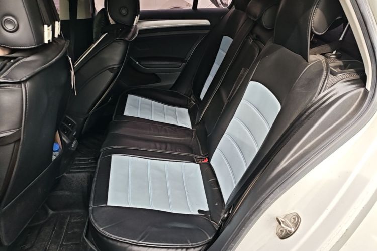 Volkswagen Golf 2019 car image #17