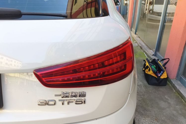 Audi Q3 2019 car image #8