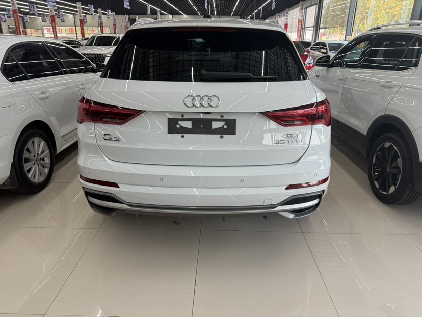 Audi Q3 2023 car image #5