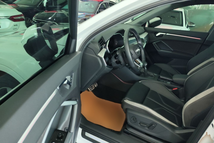 Audi Q3 2023 car image #16
