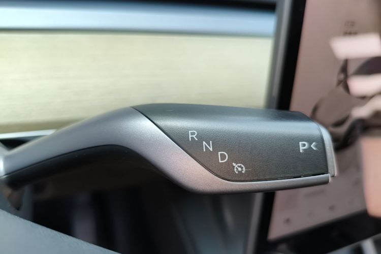 Tesla Model Y 2023 car image #14
