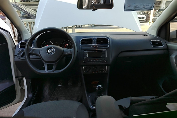 Volkswagen Polo 2015 car image #10