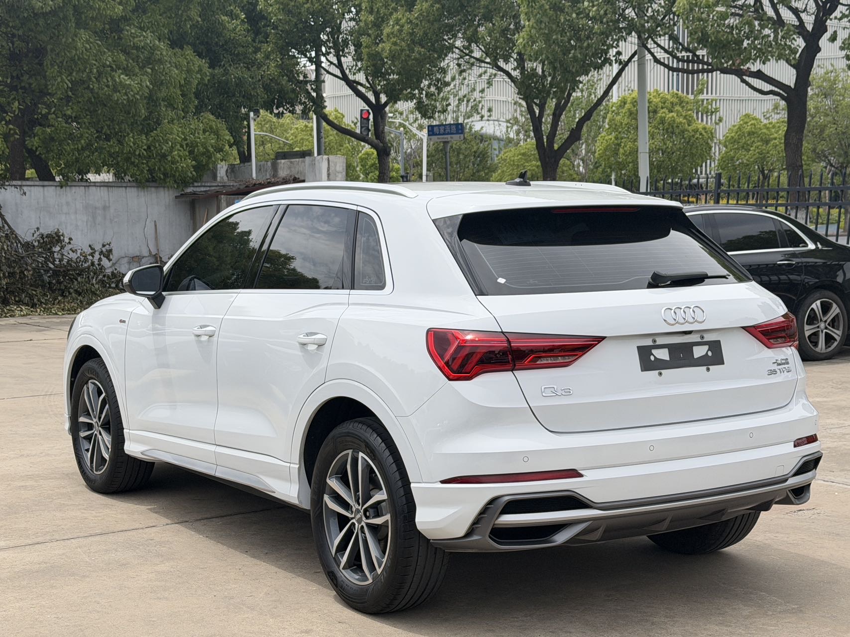 Audi Q3 2020 car image #9