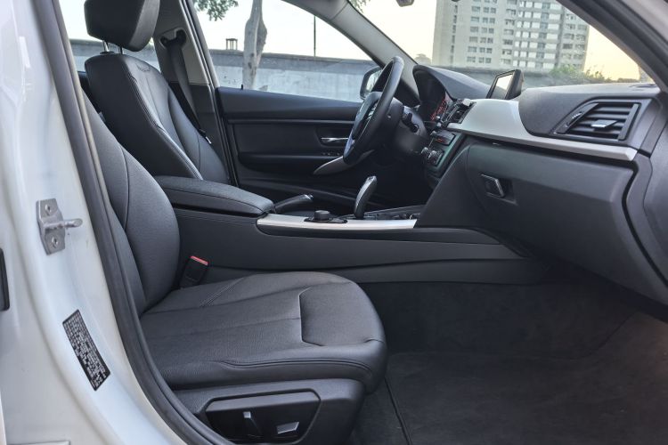 BMW 3 Series 2017 #15 BMW 3 Series 2017 car image #15