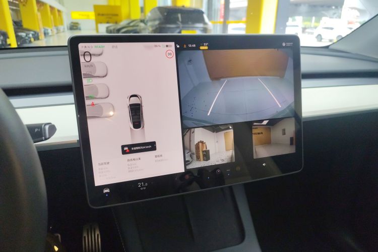 Tesla Model Y 2023 car image #17