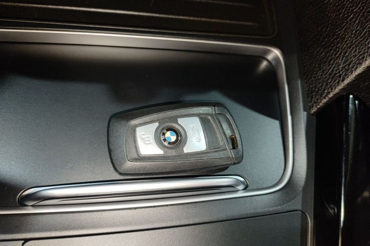 BMW 3 Series 2018 car image #9