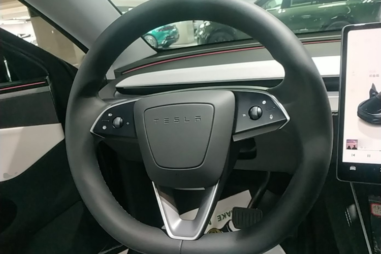 Tesla Model Y 2025 #15 Tesla Model Y 2025 car image #15