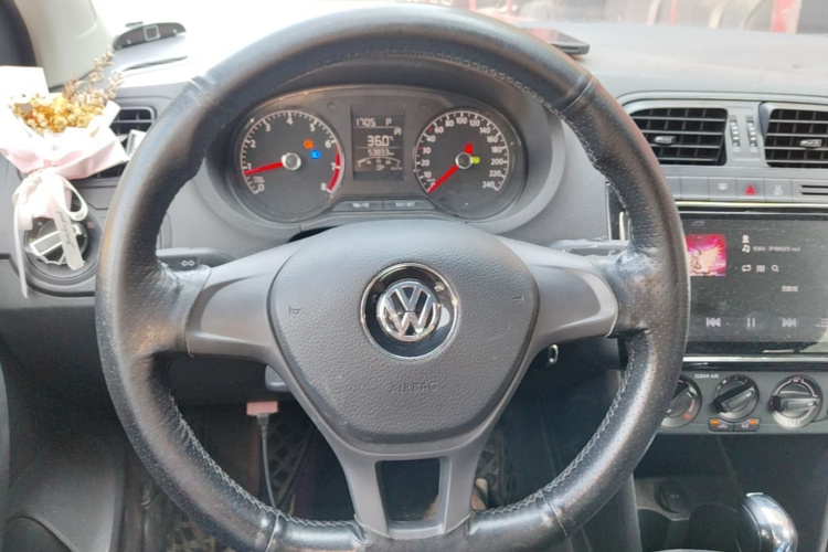Volkswagen Polo 2018 car image #15