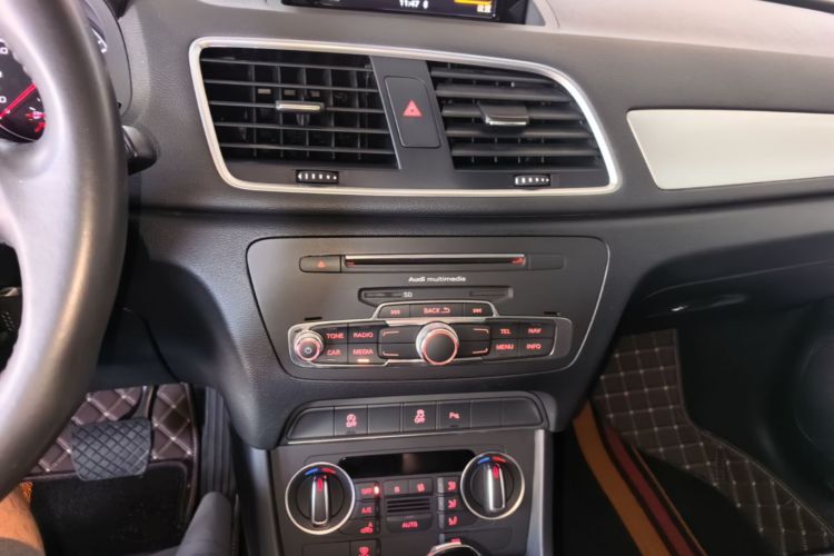 Audi Q3 2019 car image #17