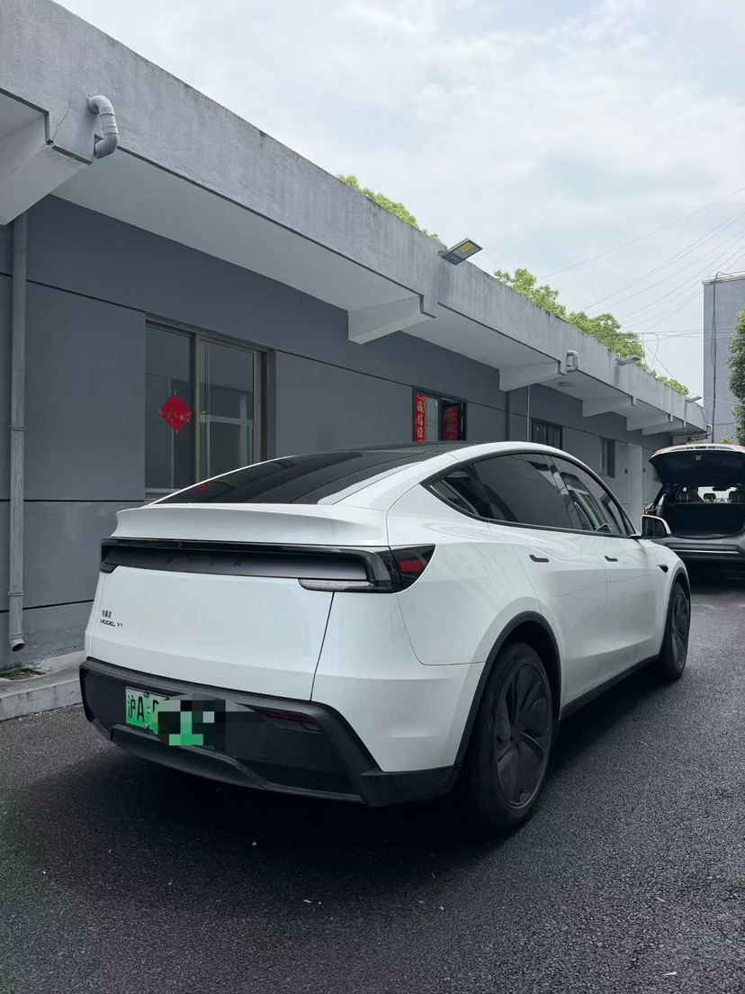 Tesla Model Y 2025 car image #3