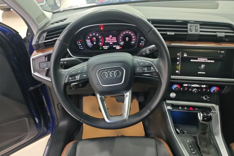 Audi Q3 2019 car image #15