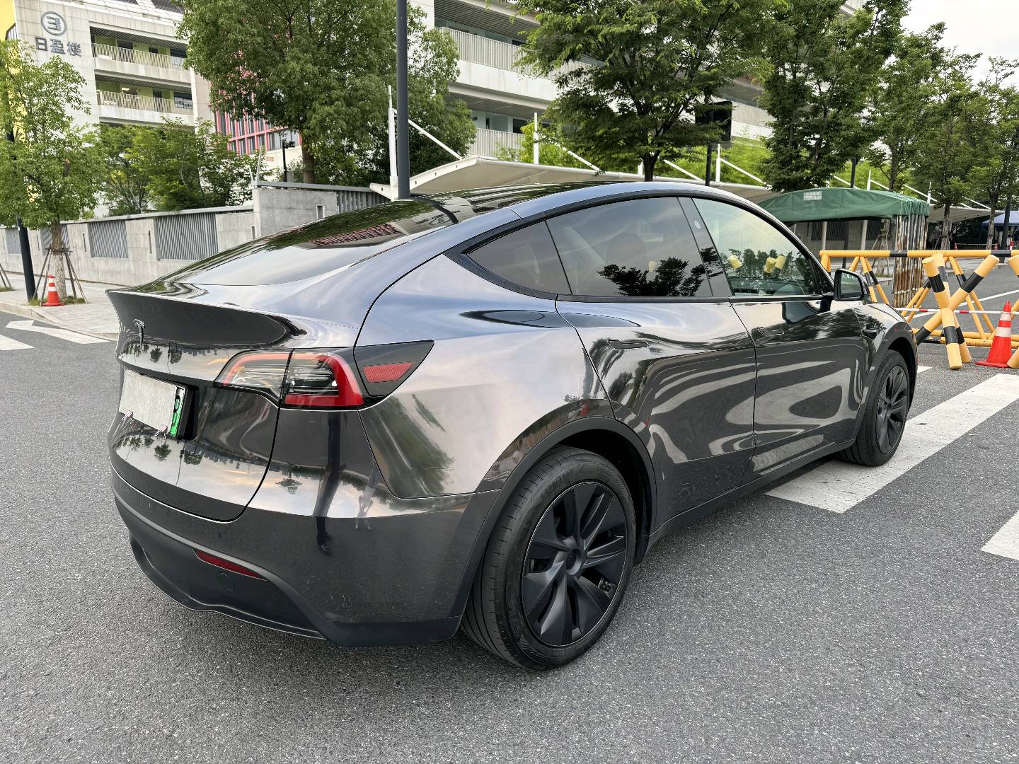 Tesla Model Y 2024 #4 Tesla Model Y 2024 car image #4