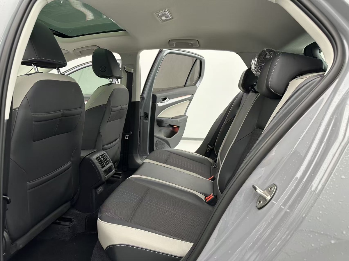 Volkswagen Golf 2023 immagine di auto #6