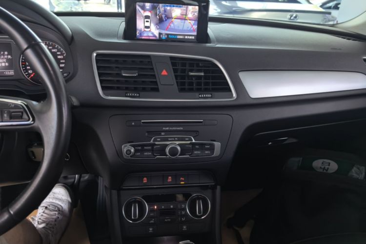 Audi Q3 2017 car image #13