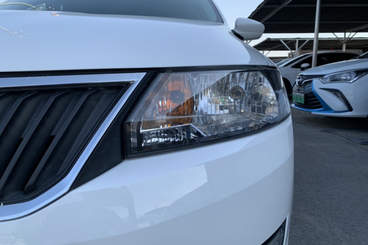 Skoda Rapid 2015 #21 Skoda Rapid 2015 image de voiture #21