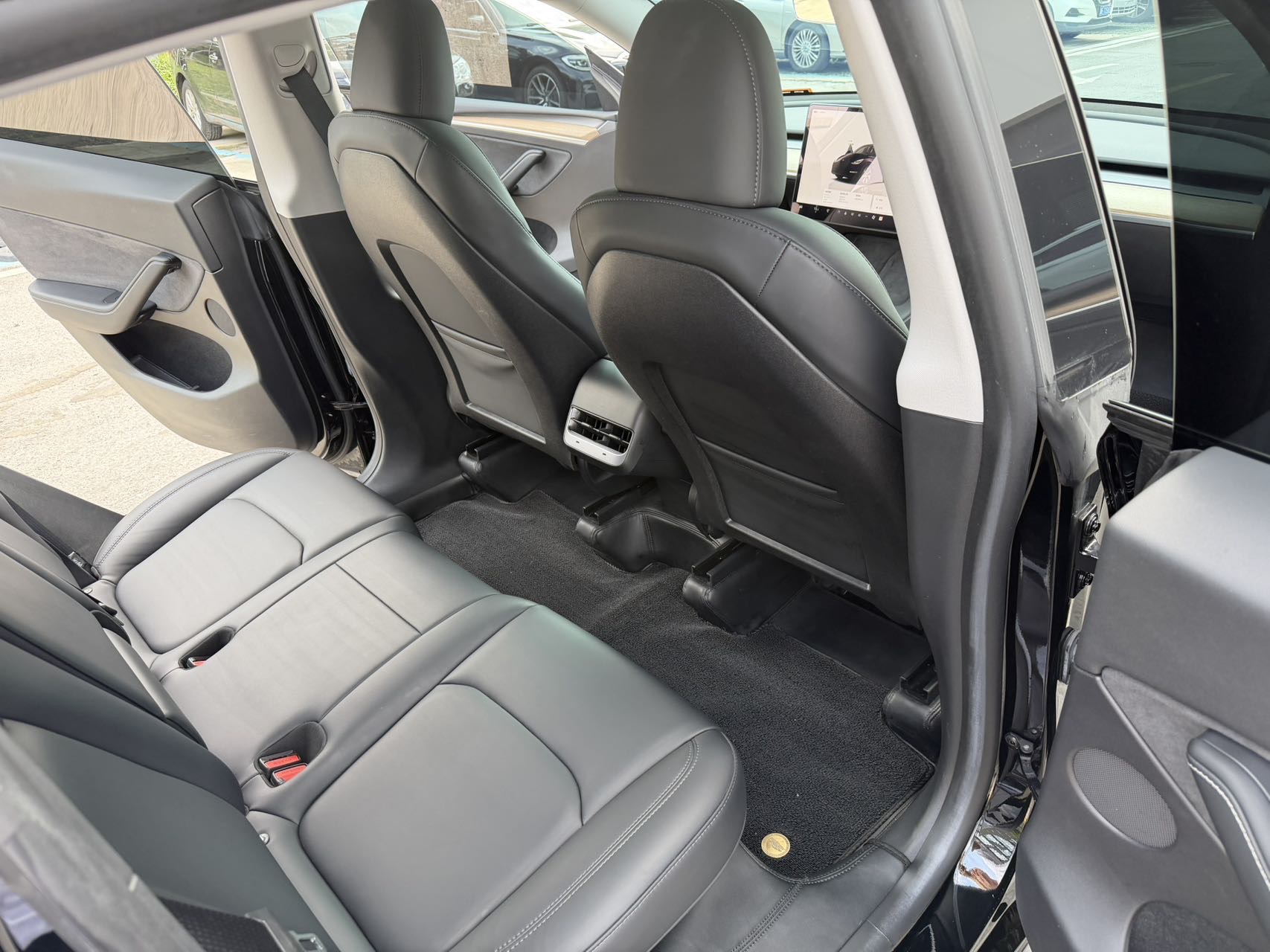 Tesla Model Y 2023 car image #11