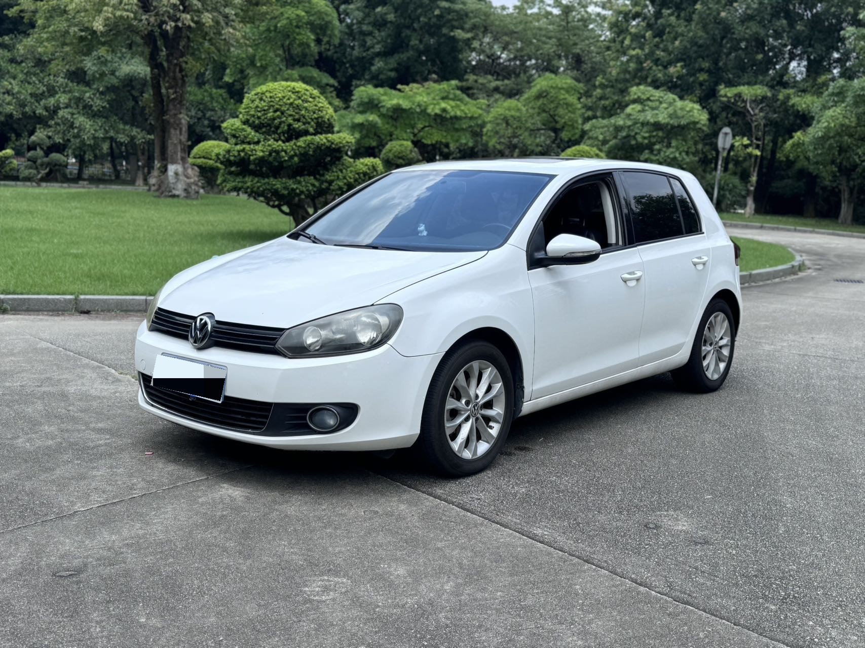 Volkswagen Golf 2012 car image 