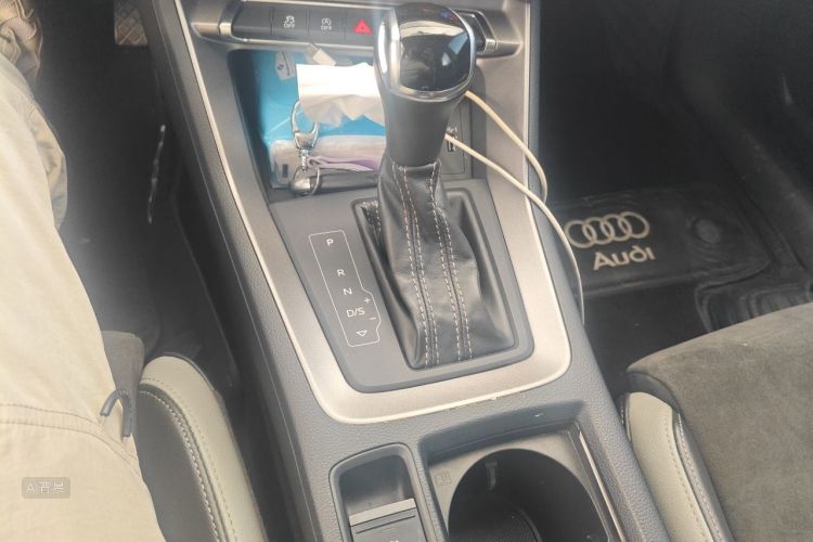 Audi Q3 2020 car image #16
