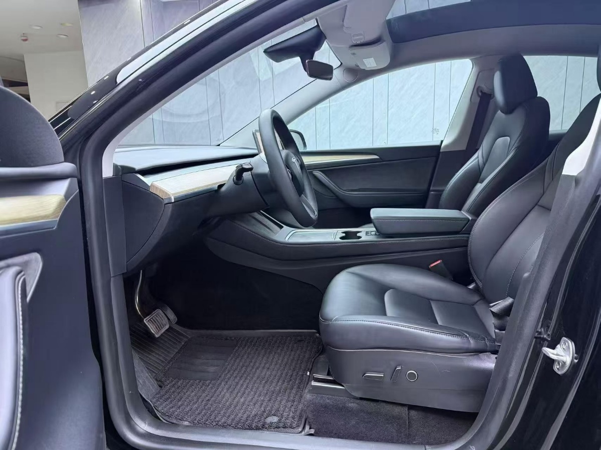 Tesla Model Y 2023 #4 Tesla Model Y 2023 car image #4
