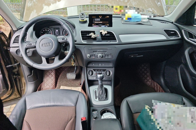 Audi Q3 2018 car image #11