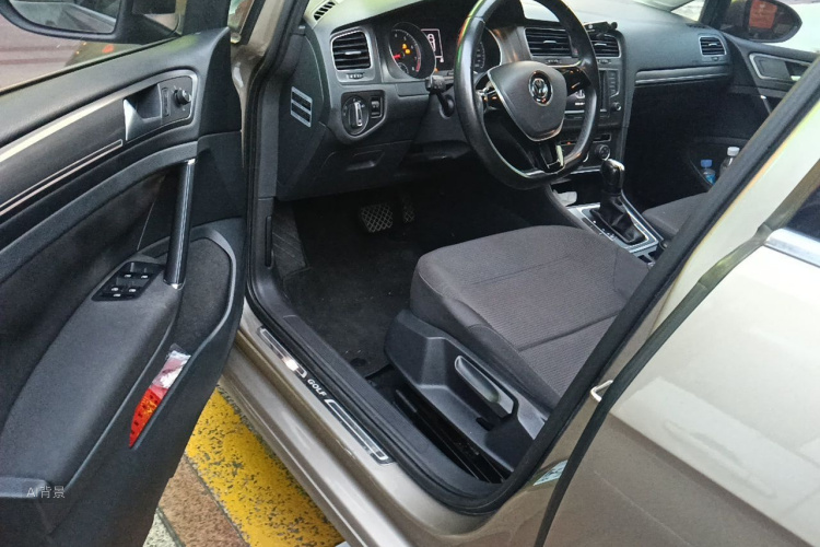 Volkswagen Golf 2017 car image #18