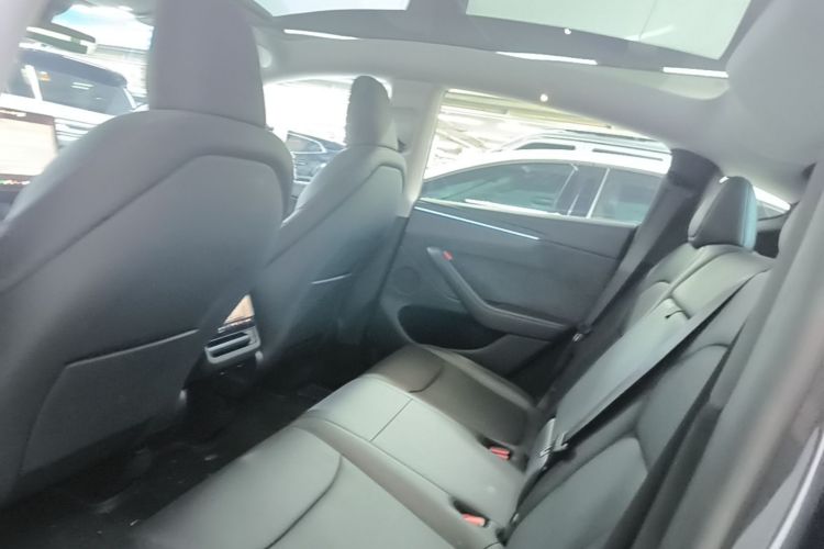 Tesla Model Y 2025 imagen de coche #13