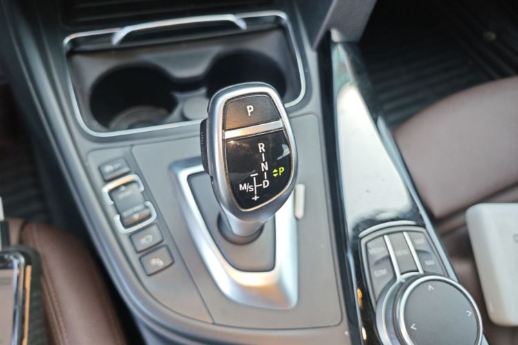 BMW 3 Series 2019 car image #14