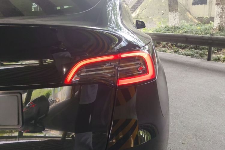 Tesla Model Y 2024 car image #8