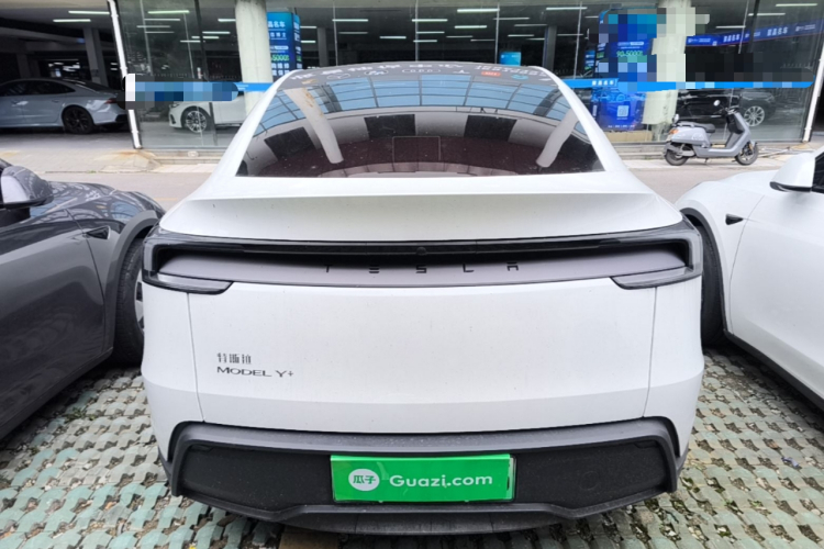 Tesla Model Y 2025 #6 Tesla Model Y 2025 car image #6
