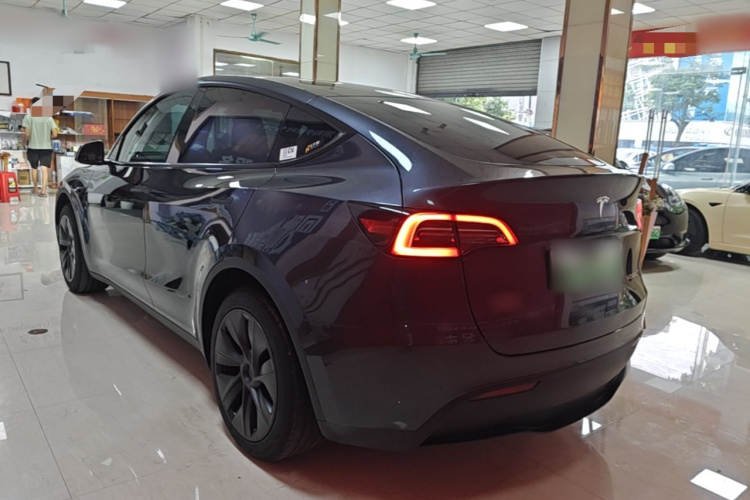 Tesla Model Y 2024 #5 Tesla Model Y 2024 car image #5