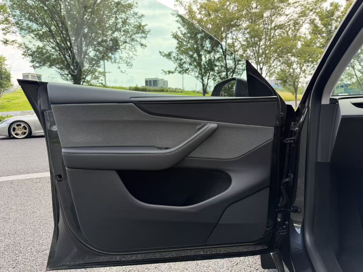 Tesla Model Y 2025 #10 Tesla Model Y 2025 car image #10