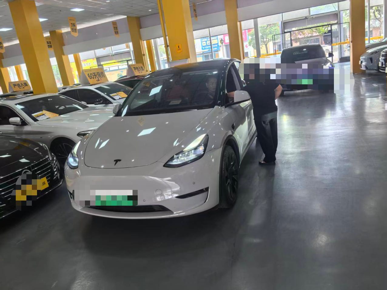 Tesla Model Y 2023 car image 