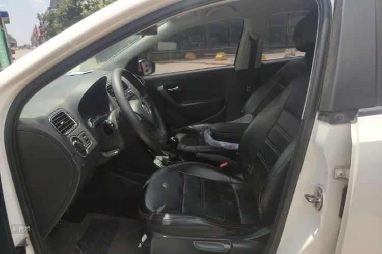 Volkswagen Polo 2015 car image #17