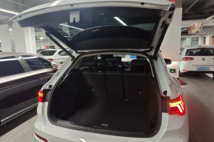 Audi Q3 2023 car image #19