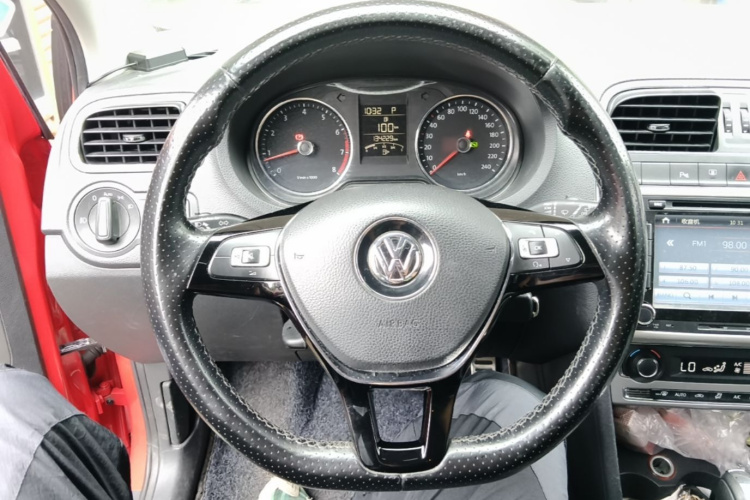 Volkswagen Polo 2015 car image #11