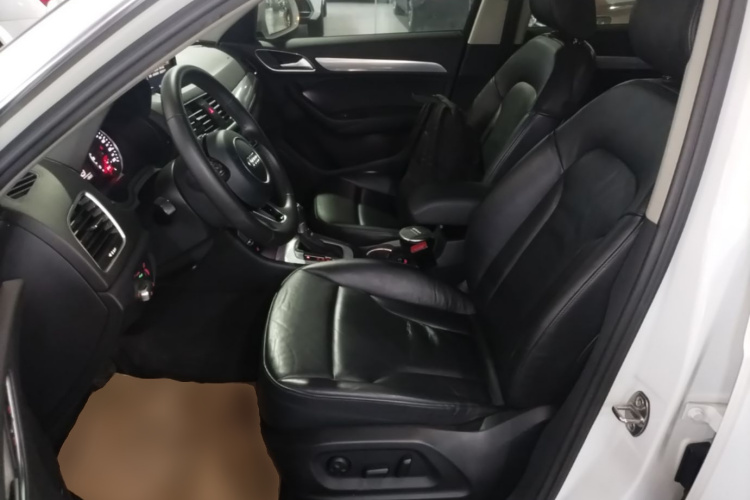 Audi Q3 2015 car image #19