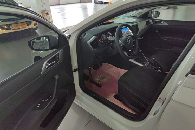 Volkswagen Polo 2020 car image #12