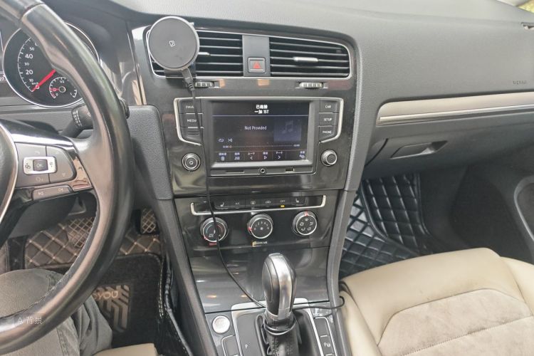 Volkswagen Golf 2017 car image #15