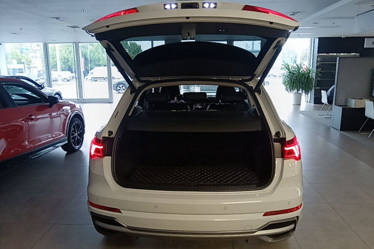 Audi Q3 2021 car image #19