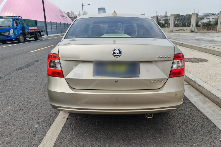 Skoda Rapid 2014 image de voiture #9