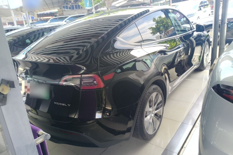 Tesla Model Y 2023 immagine di auto #6