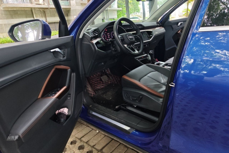 Audi Q3 2019 car image #18