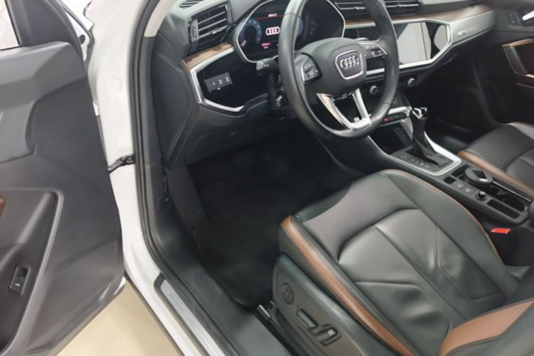 Audi Q3 2020 car image #16