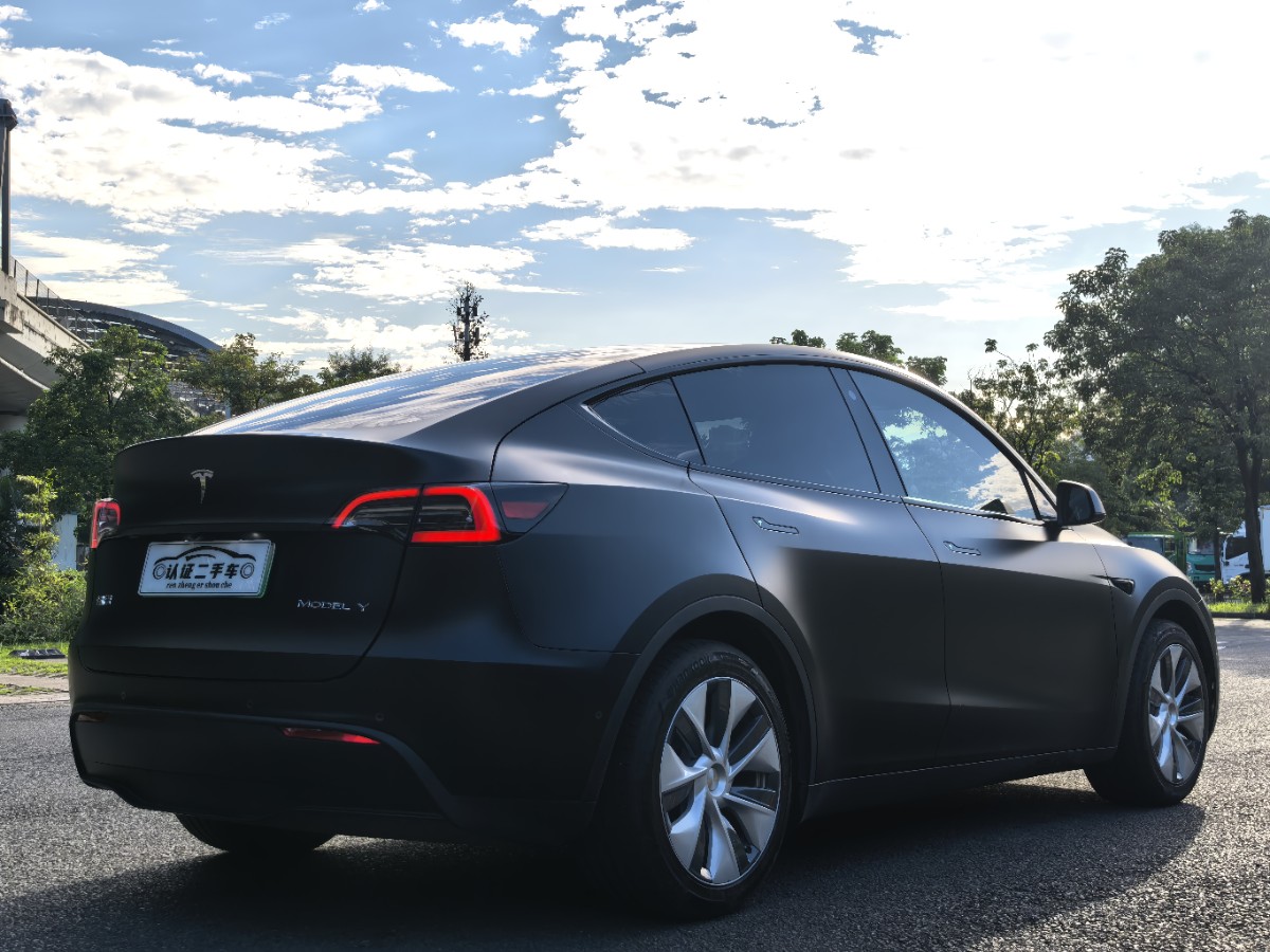 Tesla Model Y 2023 car image #11