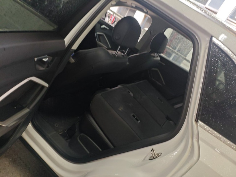 Audi Q3 2023 car image #5