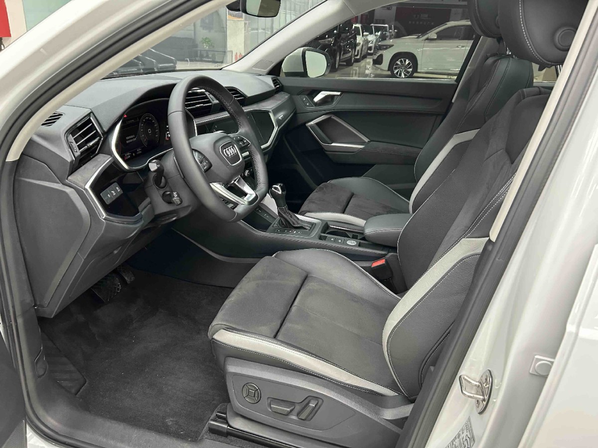 Audi Q3 2023 car image #4