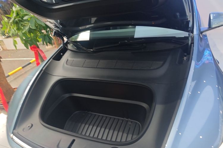 Tesla Model Y 2025 car image #20