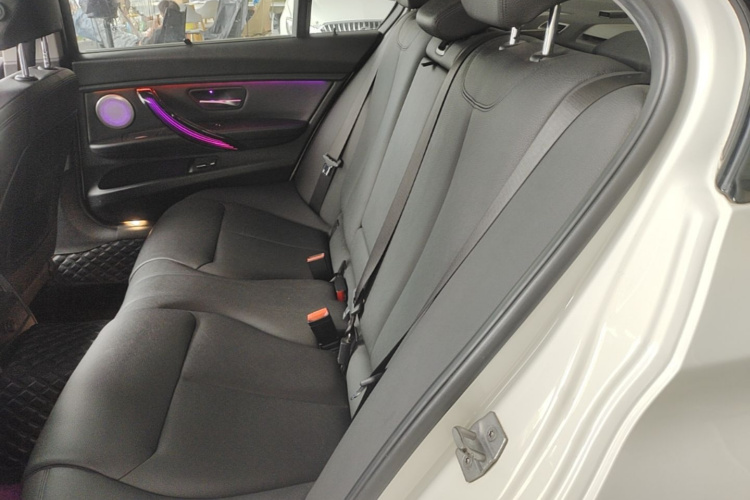 BMW 3 Series 2018 #17 BMW 3 Series 2018 car image #17