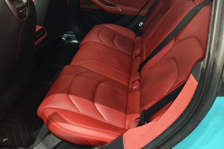 MI SU7 2024 immagine di auto #17