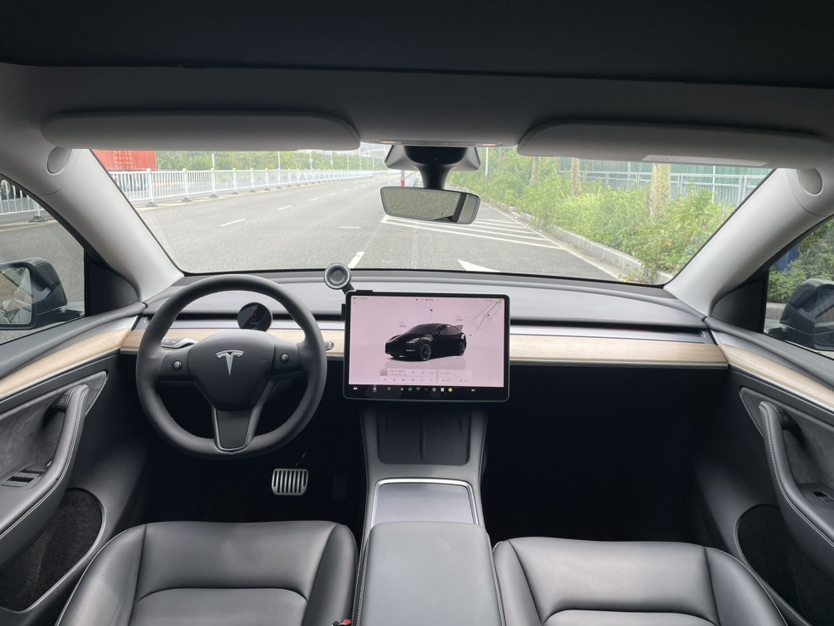 Tesla Model Y 2022 car image #9